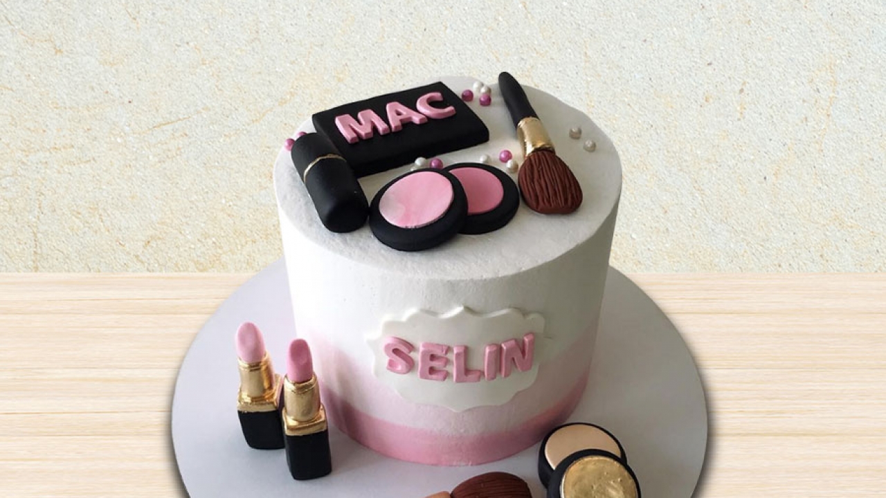 Order Designer Cakes Delivery in Noida